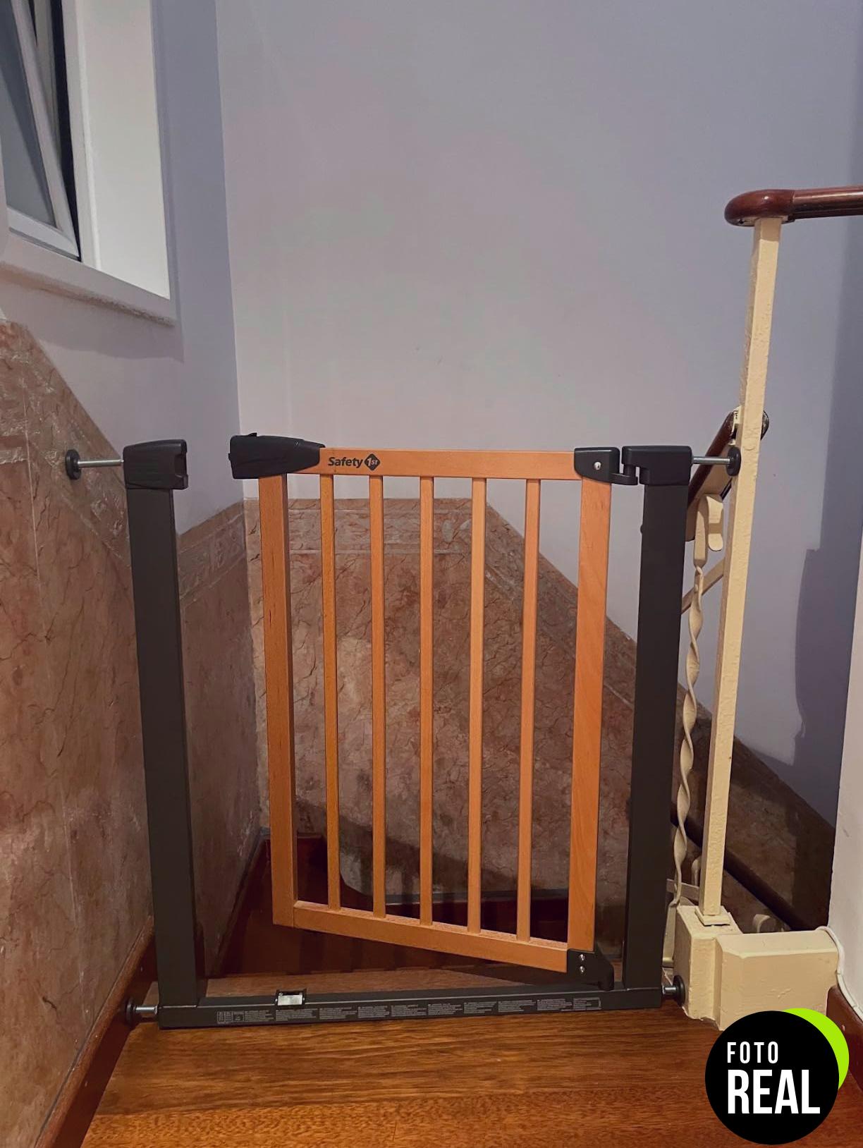 barrera-seguridad-ninos-1-mano-safety-1st-foto-2