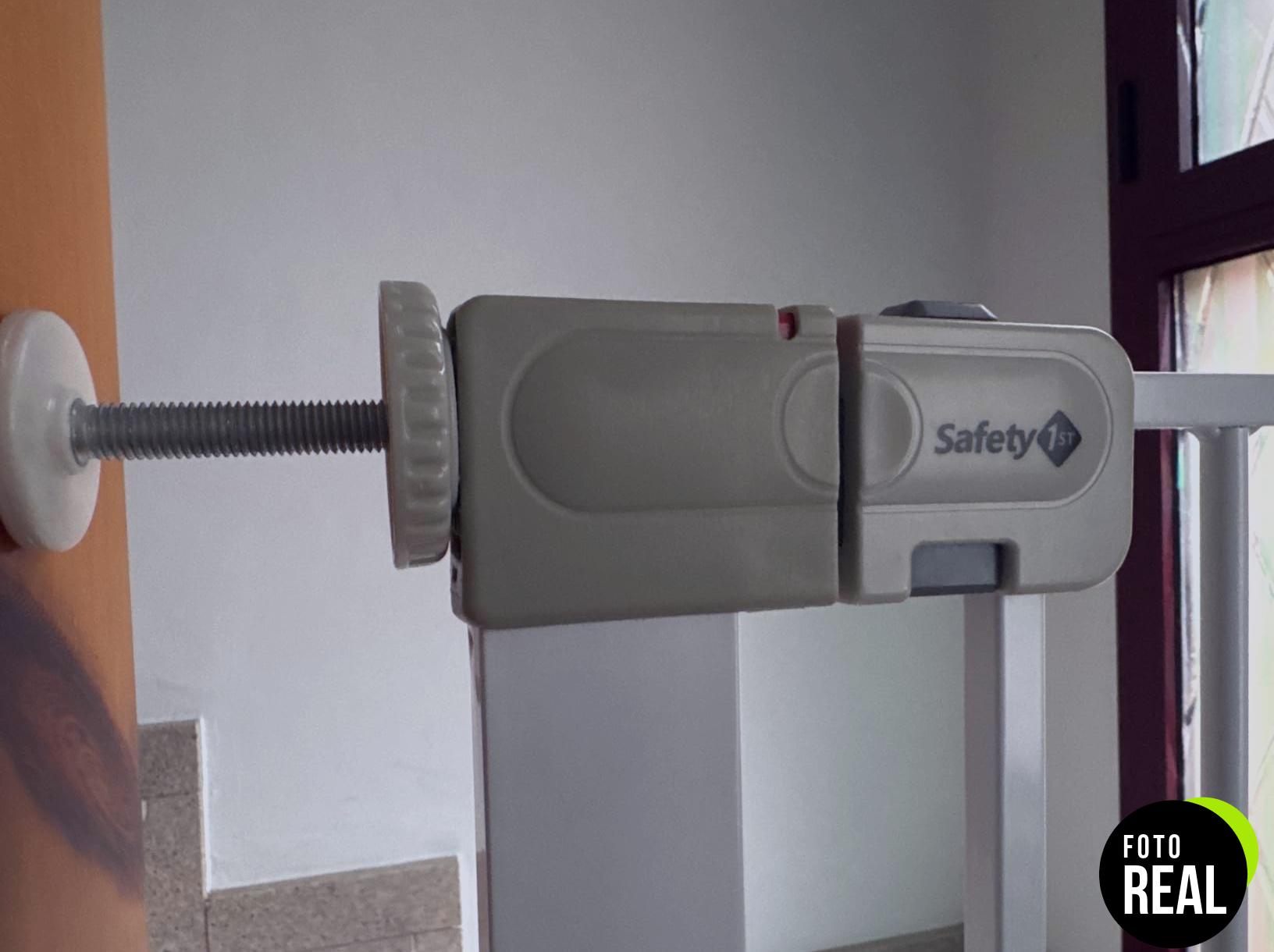 barrera-seguridad-ninos-safety-1st-auto-close-foto-2